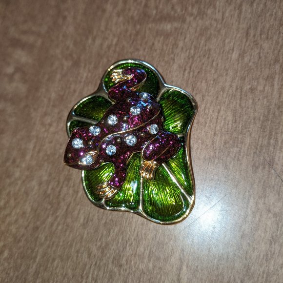 Met Museum Pendant Brooch Pin Purple Frog Rhinestone Gold Accents Green Leaf - Picture 1 of 9